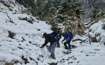 VIDEO: Turiști BLOCAȚI în Piatra Craiului. O echipă de salvatori în ACȚIUNE
