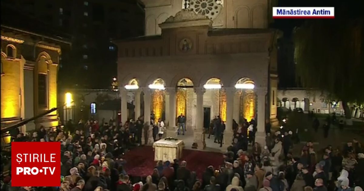 Învierea în România: Credincioșii au dus Lumina de la Ierusalim