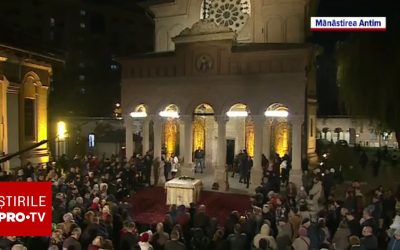 Învierea în România: Credincioșii au dus Lumina de la Ierusalim