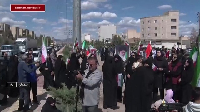 Zeci de iranieni au format un lanț uman în jurul unei centrale electrice, în timp ce ultimatumul lansat de Donald Trump era pe cale să expire, potrivit imaginilor difuzate de televiziunea de stat din Iran