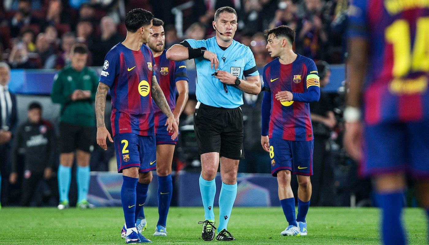 Fotbaliștii Barcelonei, furioși pe Istvan Kovacs după înfrângerea cu Atletico Madrid Incident tensionat la finalul meciului Barcelona – Atletico Madrid din sferturile de finală ale Ligii Campionilor