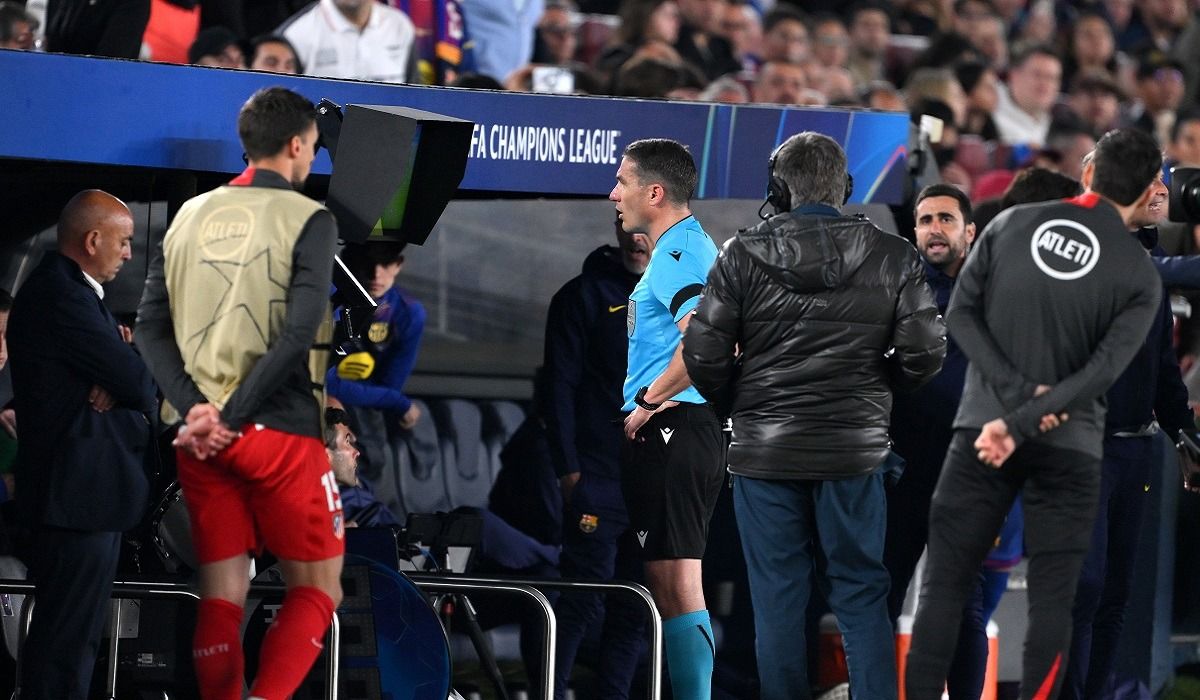 Arbitrul român Istvan Kovacs a stârnit controverse majore în meciul Barcelona – Atletico Madrid, din semifinalele Ligii Campionilor, după ce a acordat inițial un cartonaș galben, apoi roșu, într-o fază cheie a primei reprize
