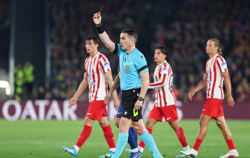 Antrenorul Hansi Flick a criticat dur arbitrajul lui Istvan Kovacs și al echipei VAR după înfrângerea Barcelonei în fața lui Atletico Madrid, scor 0-2, în turul sferturilor de finală ale Ligii Campionilor