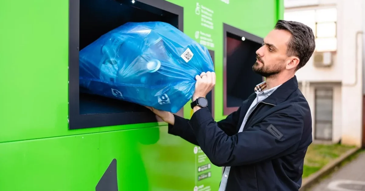 IZI, revoluția reciclării în România: Preia ambalajele cu sacul