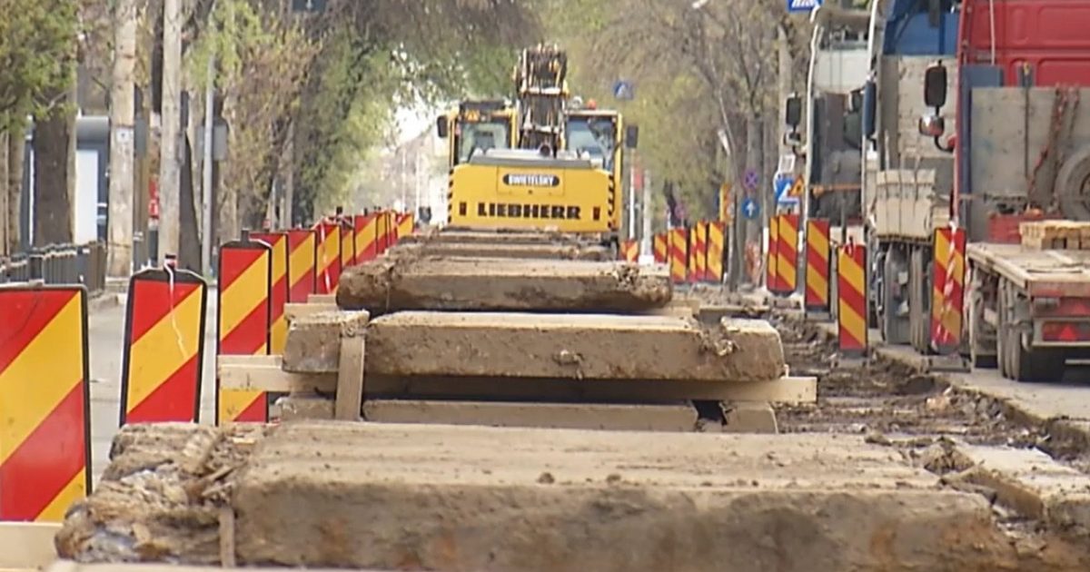 Șoferii din București, puși la încercare: Zeci de linii de tramvai, în reparații!