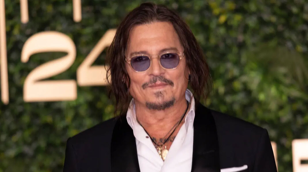 JOHNNY DEPP lansează rom inspirat de iubirile vieții lui