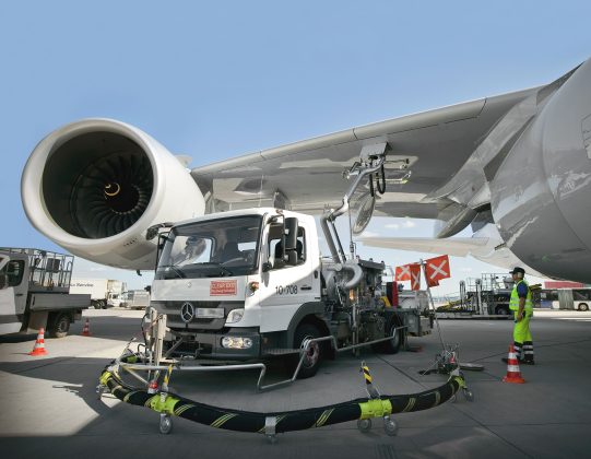 Prețul petrolului scade, dar efectele crizei combustibililor pentru avioane persistă Prețul petrolului a scăzut sub 100 de dolari pe baril după anunțul președintelui american Donald Trump privind un armistițiu cu Iranul
