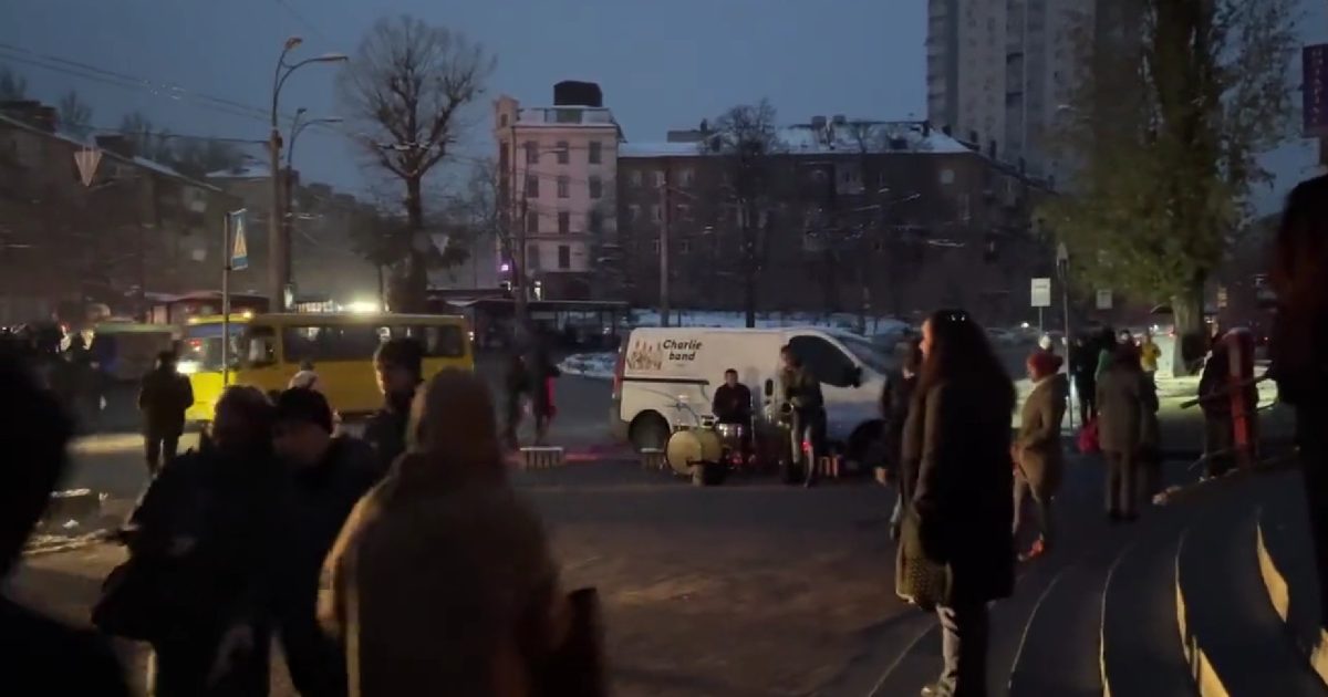 Bărbat înarmat a deschis focul pe stradă și a luat ostatici, victime înregistrate