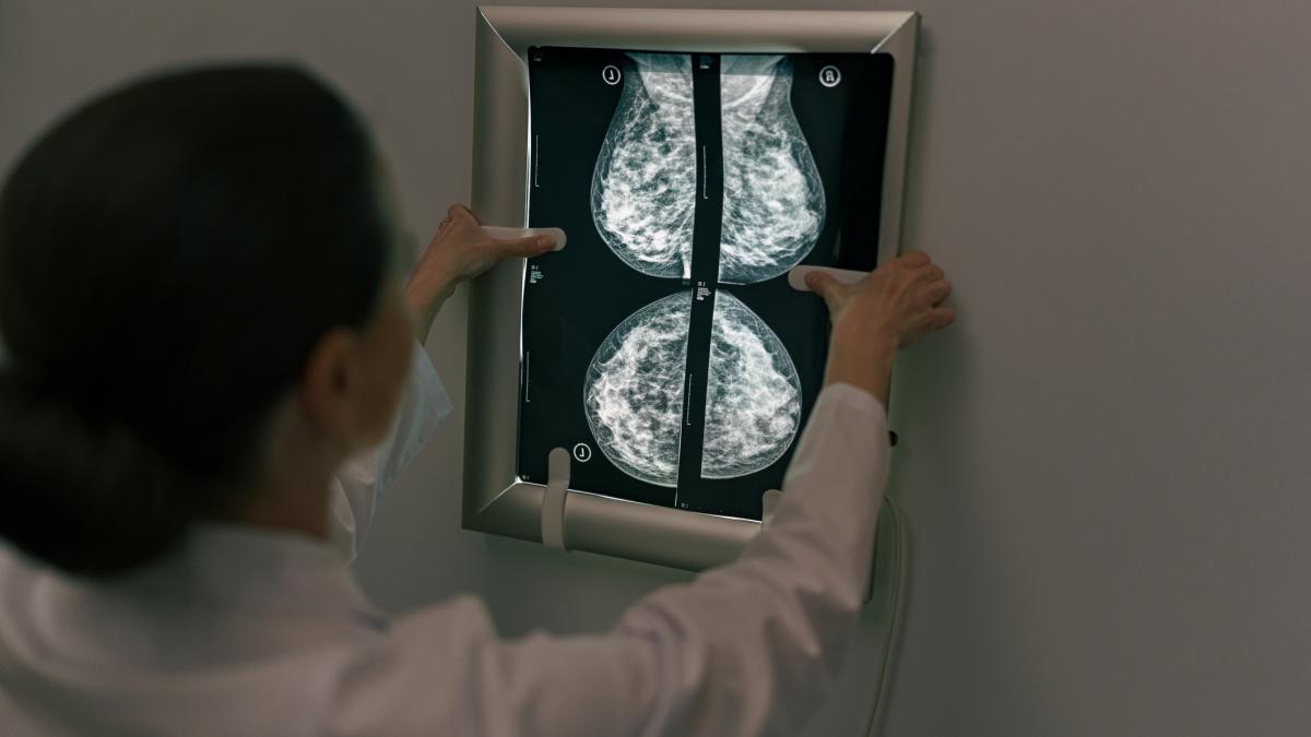 Depistarea cancerului de sân: Când și cum ar trebui să începem controalele București – Depistarea precoce a cancerului de sân este esențială pentru a salva vieți, iar controalele medicale regulate, precum ecografia și mamografia, joacă un rol crucial