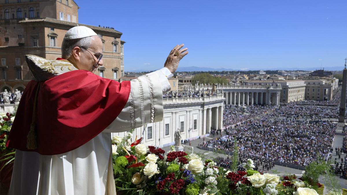 Mii de credincioși s-au adunat în Piața Sfântul Petru pentru a asculta primul mesaj de Paște al Papei LEON al XIV-lea, în care suveranul pontif a făcut un apel la pace, îndemnând liderii lumii să renunțe la război