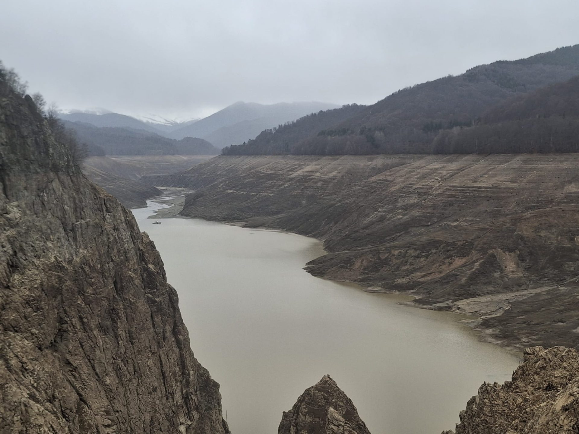 Reumplerea Lacului Vidraru a Început: Ministrul Energiei Anunță Progrese Bucurie la Vidraru! Lacul de acumulare a început să se reumple, o veste bună anunțată chiar de ministrul Energiei, Bogdan IVAN