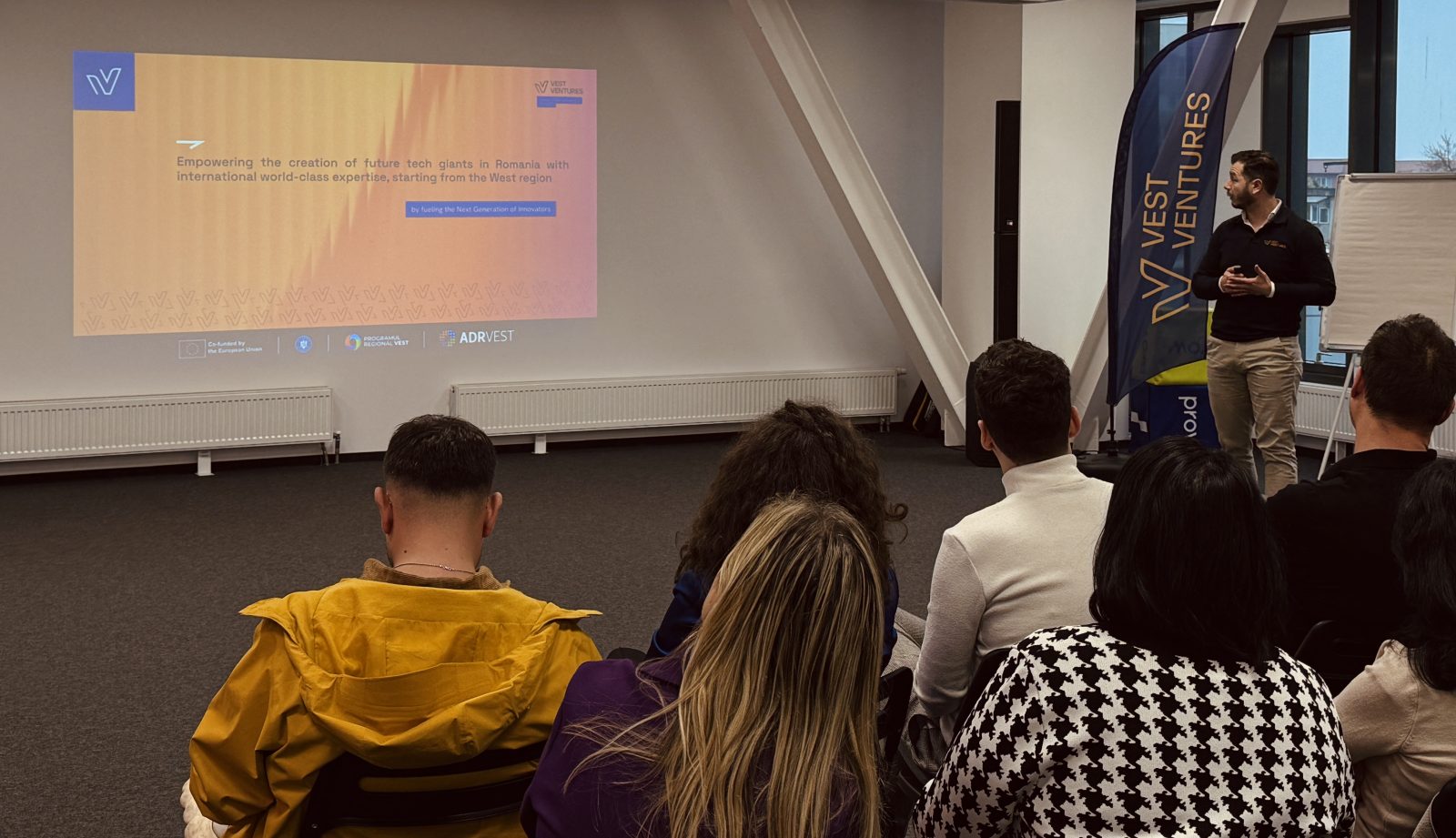 O mână de startup-uri românești și europene vor fi accelerate cu fonduri europene Timișoara – Nouă startup-uri, selectate dintr-un total de aproape 100 de aplicații, vor beneficia de un program intensiv de accelerare oferit de Vest Ventures
