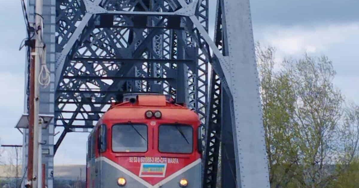 România: Prima locomotivă trecând Prutul în Republica Moldova