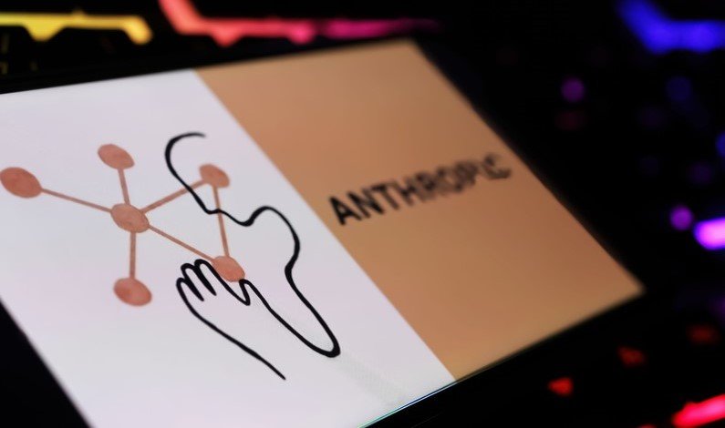 Startup-ul Anthropic, sprijinit de giganții tehnologici Amazon, Microsoft și Apple, lansează un model AI pentru securitate cibernetică Startup-ul de inteligență artificială Anthropic, cunoscut pentru dezvoltarea modelelor lingvistice avansate, a inițiat un proiect amplu în colaborare cu nume grele din industria tehnologică