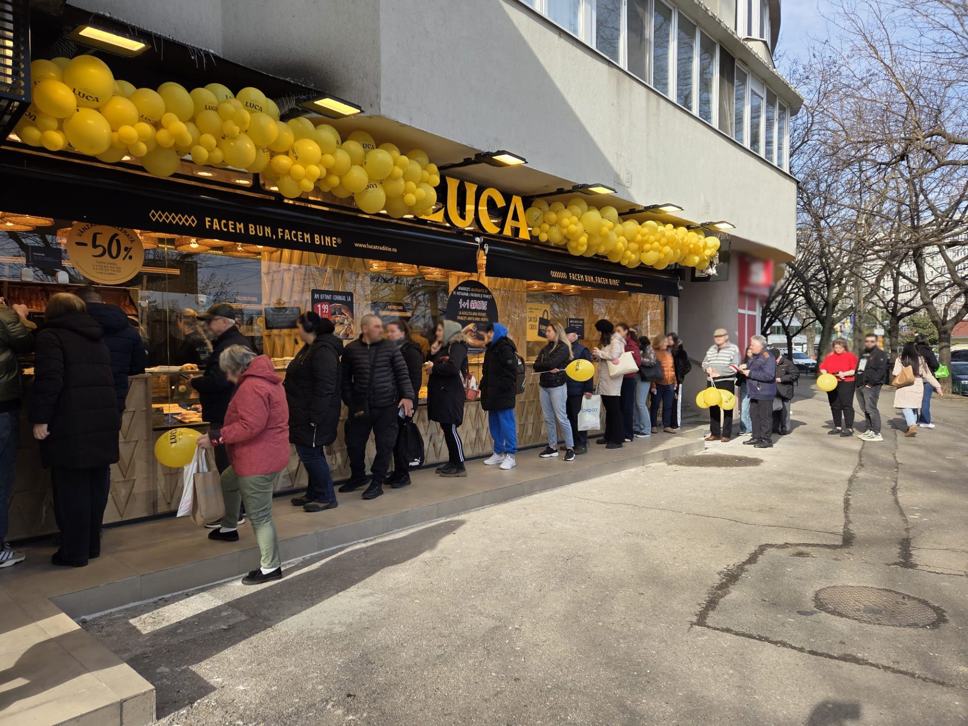LUCA reduce prețul covrigilor XXL în contextul scumpirilor din industria alimentară Tinervis Group, compania care deține lanțul de simigerii LUCA, a anunțat o reducere de preț pentru covrigii XXL