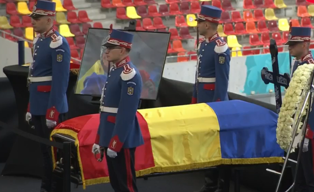 Sute de oameni au adus un ultim omagiu lui Mircea Lucescu la Arena Națională, după ce antrenorul a decedat marți, la vârsta de 80 de ani