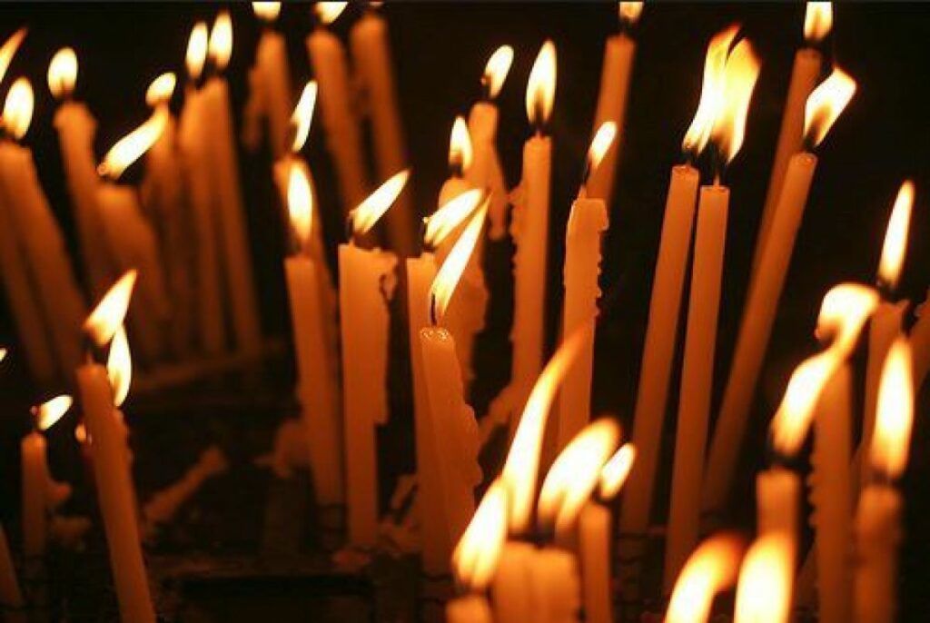 Joia Mare, o zi încărcată de semnificații religioase și tradiții populare, adună credincioșii în biserici și în case, într-o atmosferă de reculegere și pregătire pentru Paște