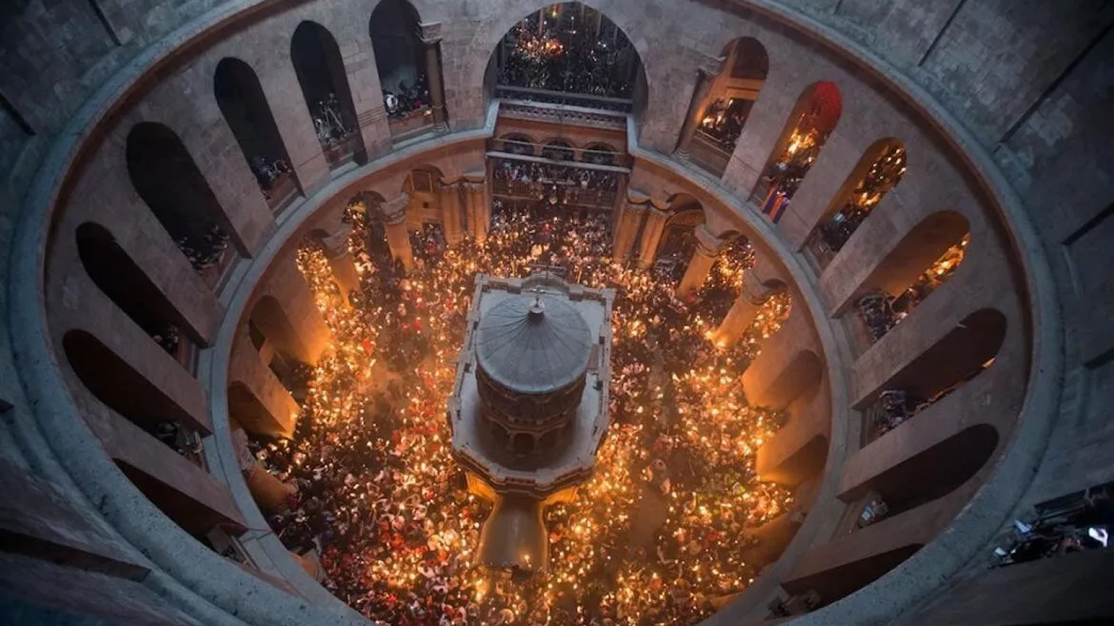 Ceremonia Luminii Sfinte, un ritual vechi de secole în creștinismul ortodox, este adesea asociată cu un eveniment miraculos care are loc în fiecare an la Ierusalim