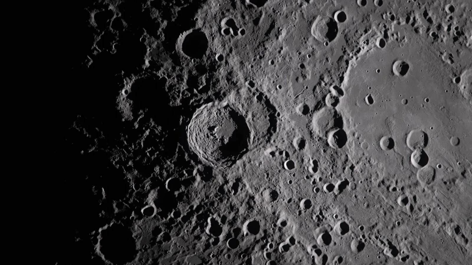 NASA a dezvăluit imagini spectaculoase surprinse de astronauții misiunii Artemis II în timpul survolului lunar, oferind o perspectivă fără precedent asupra satelitului natural al Pământului