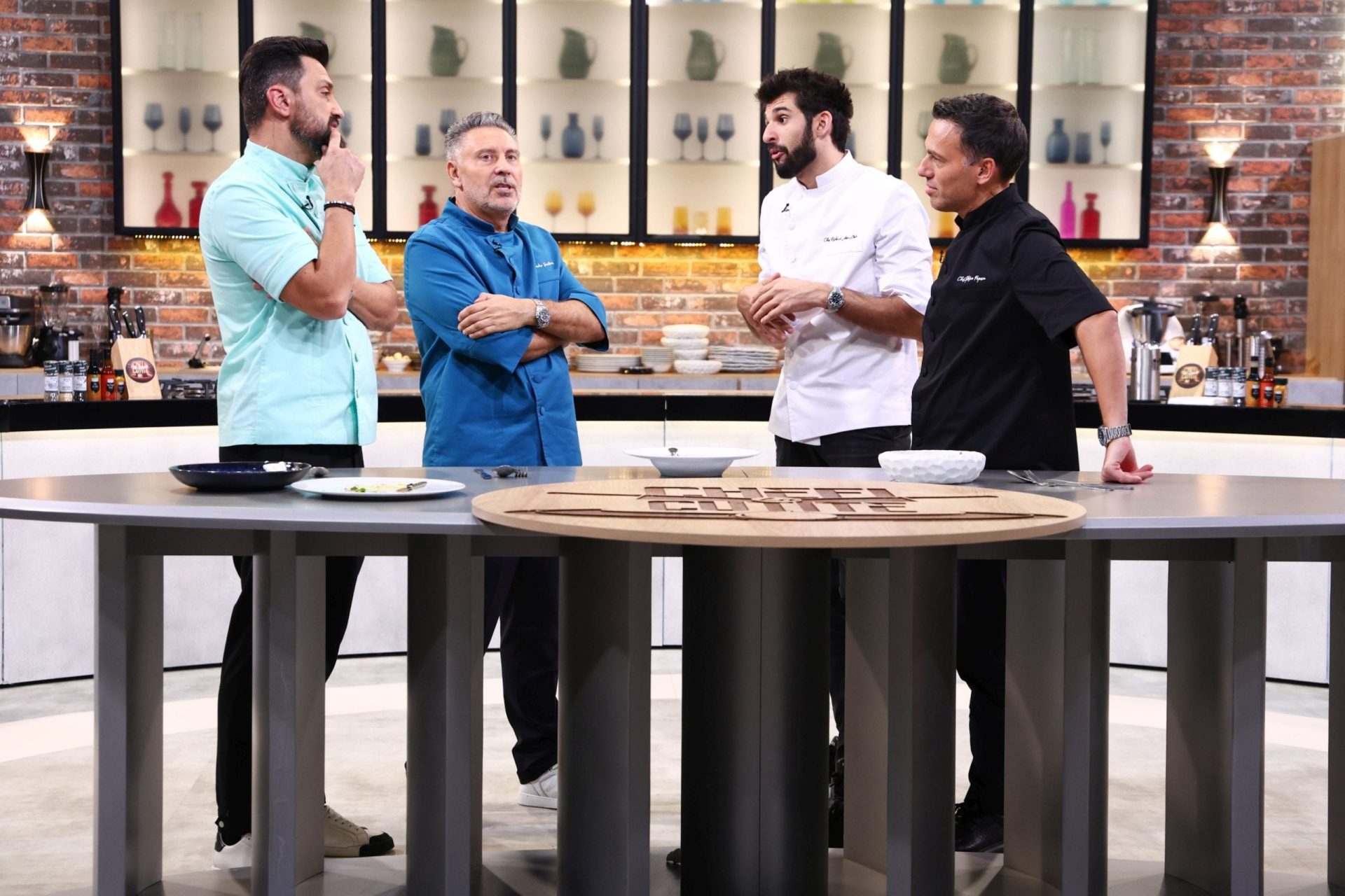 Chef Popescu, mai aproape de podium după o nouă victorie la „Chefi la Cuțite” Bucătarul Ștefan Popescu a reușit să obțină o victorie importantă luni seară, adjudecându-și amuleta în cadrul competiției „Chefi la Cuțite”