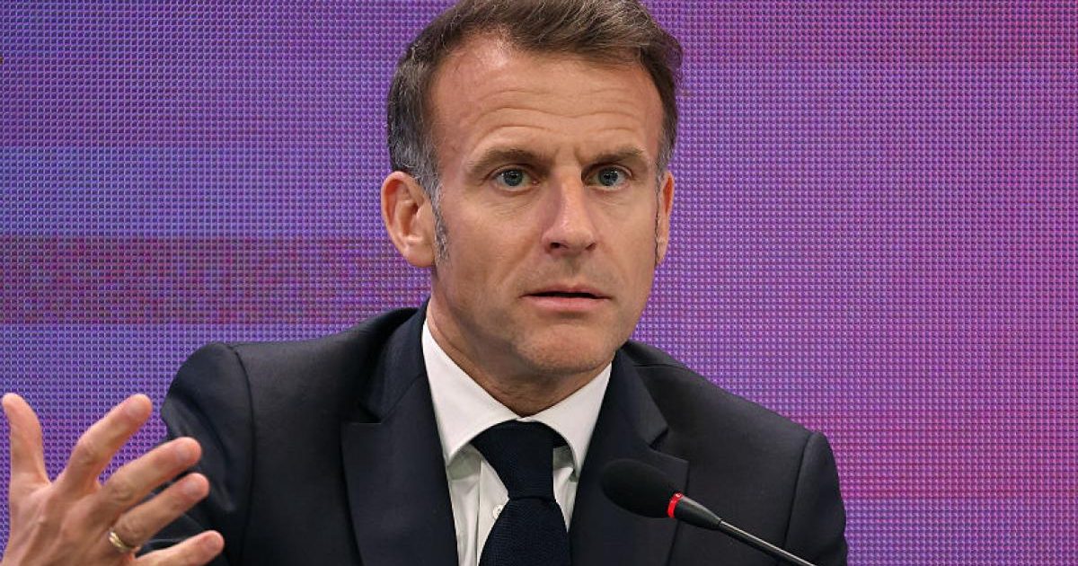 Macron, apel către tineri: O zi pe lună fără telefoane și mai multă lectură