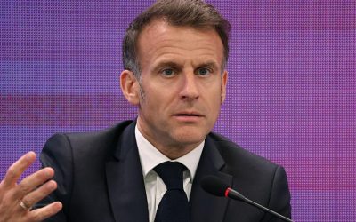Macron, apel către tineri: O zi pe lună fără telefoane și mai multă lectură