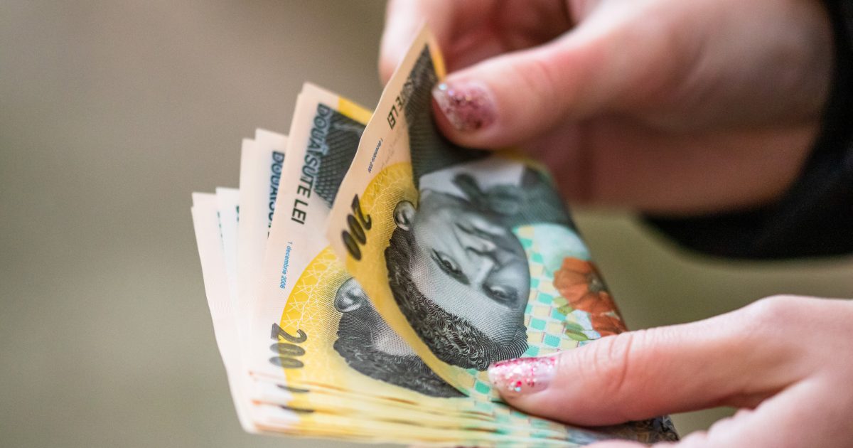 Salarii MAI mari, buzunare GOALE: Tinerii nu se simt bogați în România