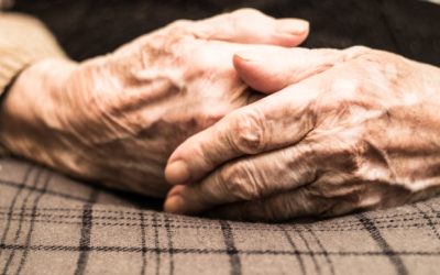 Pensionară, țepuită cu 200.000 de euro de afaceriști italieni, cunoscuți de ani