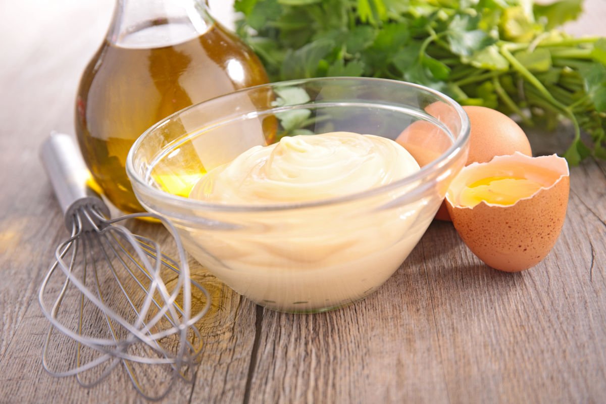 Maioneza de casă: Secretul unei rețete simple și delicioase Bucătarii amatori și profesioniști deopotrivă apreciază maioneza preparată în casă pentru gustul său proaspăt și capacitatea de a transforma rapid orice preparat
