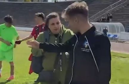 Mama unui fotbalist, scandal monstru pe teren: „Nu știi cu cine te pui”
