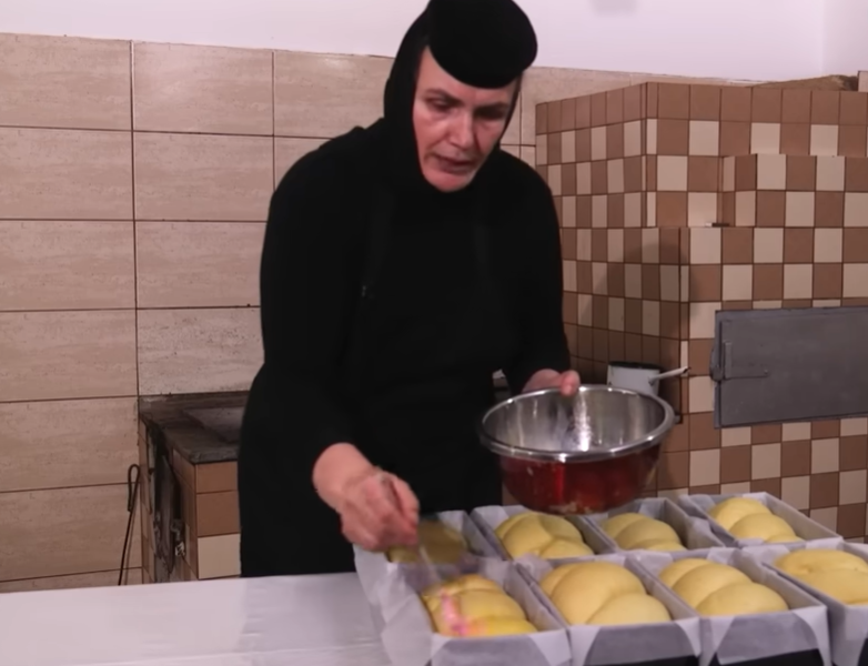 Cozonacii de la Mănăstirea Adam: Rețeta Sărbătorilor, gustul copilăriei