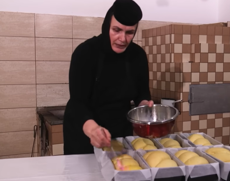 Pe măsură ce Paștele se apropie, miresmele îmbietoare ale cozonacilor încep să inunde bucătăriile din întreaga țară