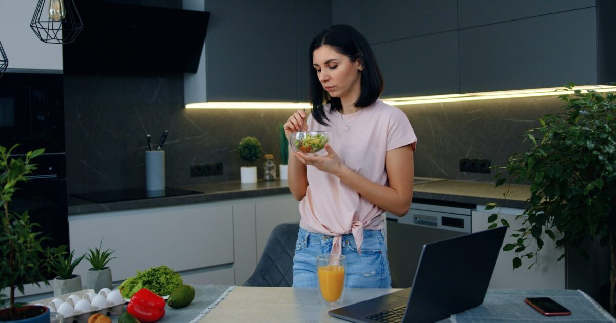 Mâncatul în picioare: Beneficii și riscuri pentru digestie. Ce spun specialiștii