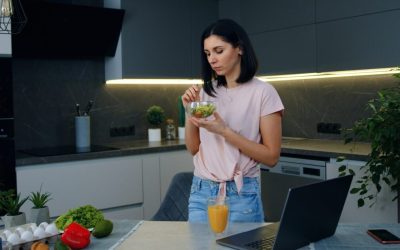 Mâncatul în picioare: Beneficii și riscuri pentru digestie. Ce spun specialiștii