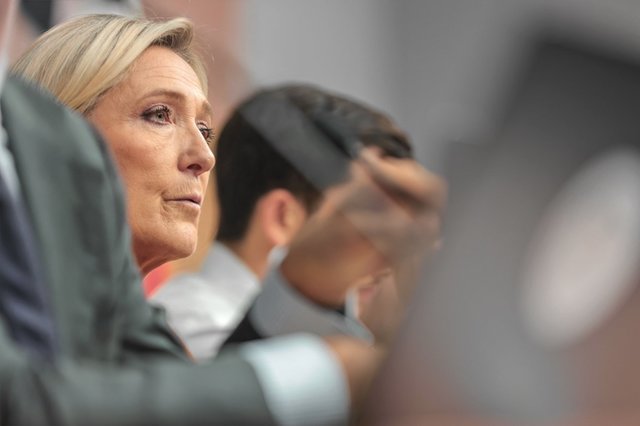 Le Pen, cină secretă cu magnați francezi: Afaceriștii curtează extrema dreaptă