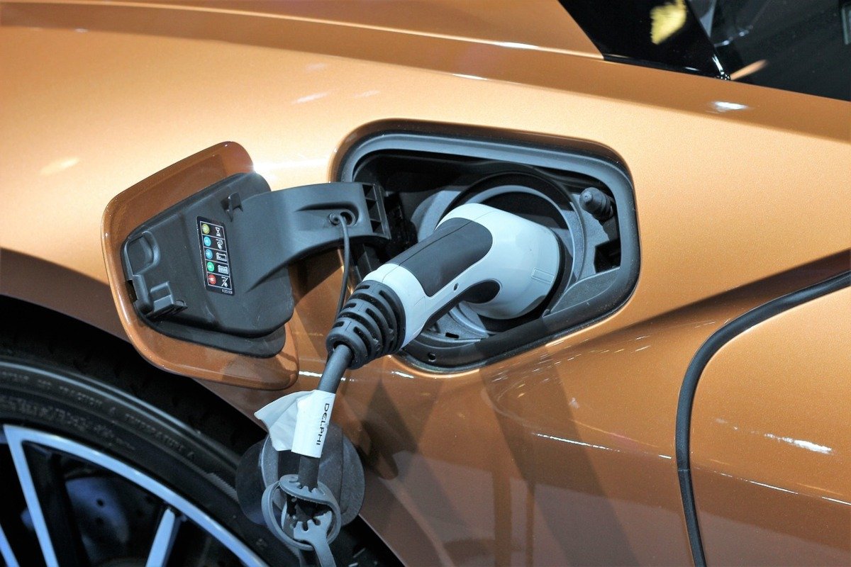Bucureștenii cu mașini electrice vor parca gratuit până în 2027 Consiliul General al Municipiului București (CGMB) a decis joi să extindă facilitatea de parcare gratuită pentru mașinile electrice în București până la data de 31 decembrie 2027