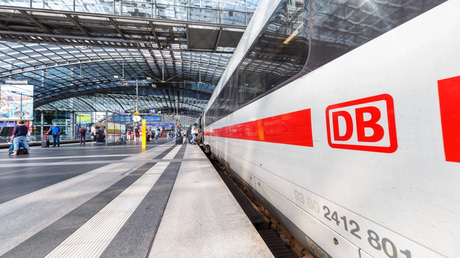 BERLINUL, pe urmele Lituaniiei: Reduceri la transportul feroviar pentru a ușura povara prețurilor mari la combustibil În contextul în care mulți cetățeni germani se confruntă cu prețuri ridicate la carburanți, oficialii operatorului feroviar german Deutsche Bahn (DB) iau în calcul posibilitatea unor reduceri temporare la tarifele de călătorie cu trenul