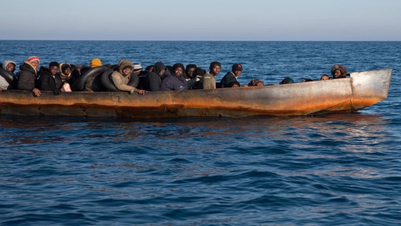 Un nou dezastru maritim în Marea Mediterană a dus la dispariția a peste 80 de migranți, după ce o ambarcațiune care plecase din Libia s-a răsturnat