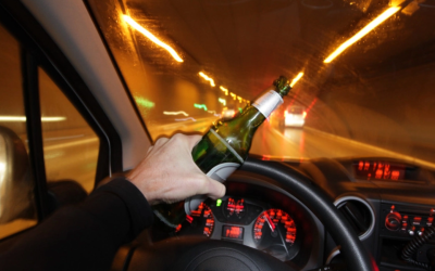 Bărbat beat criță, cu doi copii mici în mașină: Scene ȘOCANTE