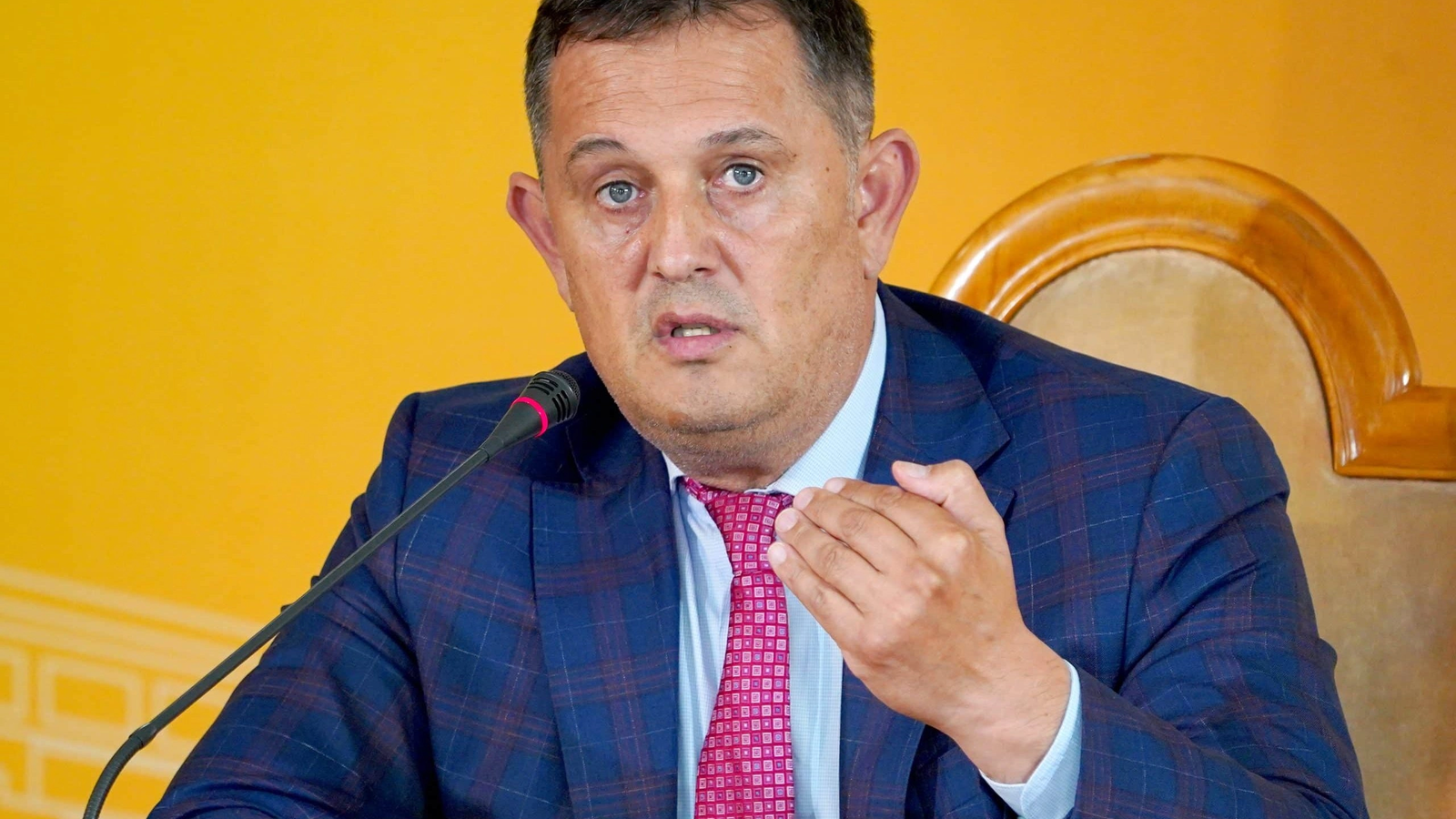 Europarlamentarul AUR Gheorghe Piperea solicită o anchetă parlamentară de urgență în legătură cu dosarul Pfizer, criticând contractul de achiziție a vaccinurilor și costurile asociate