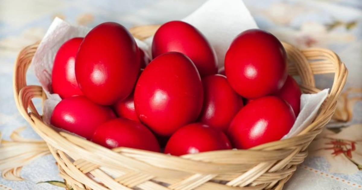 De ce se ciocnesc ouăle roșii de Paște? Tradiția cu semnificații profunde