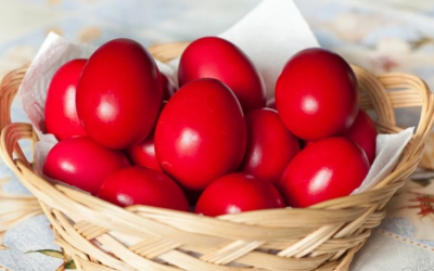 De ce se ciocnesc ouăle roșii de Paște? Tradiția cu semnificații profunde