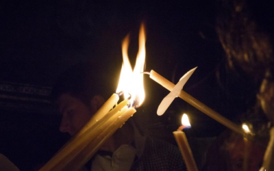 Lumina Sfântă ajunge la biserici în Sâmbăta Mare: Urmează tradiția din Ierusalim