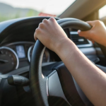 Adolescent de 13 ani, fugit de poliție, a făcut praf o mașină și un gard