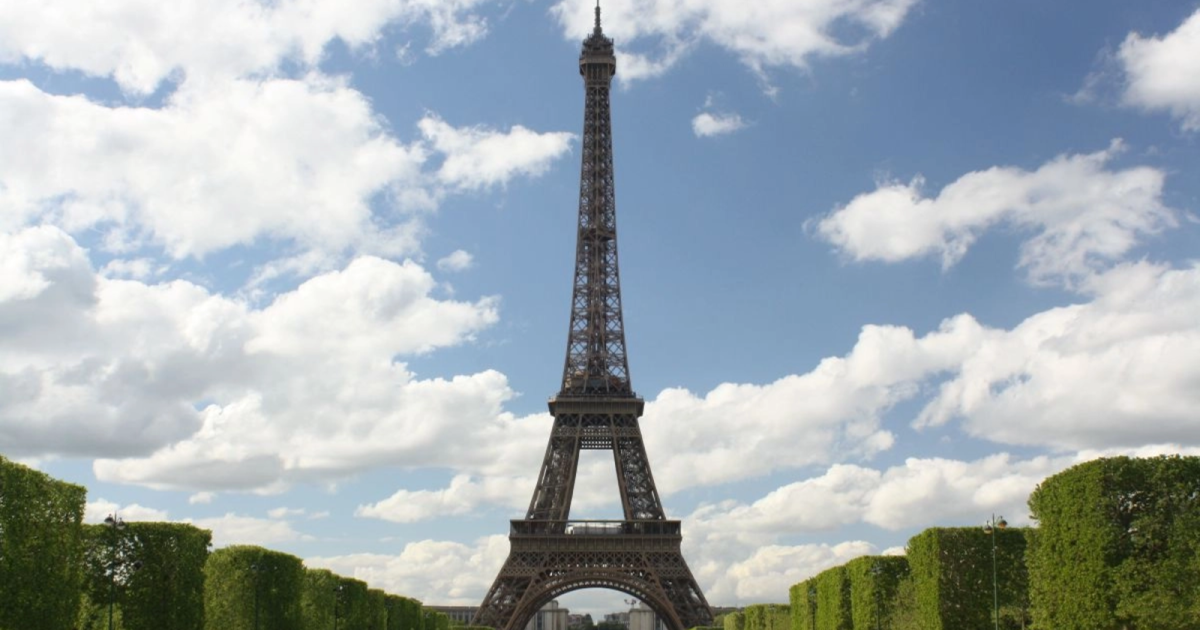 Se vinde un fragment din Turnul Eiffel: Cât dă un colecționar pe o bucată rară