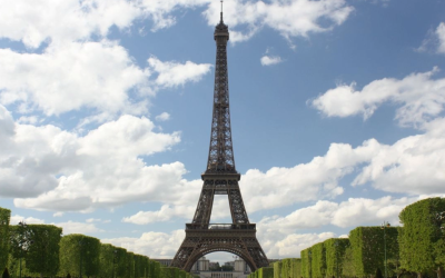 Se vinde un fragment din Turnul Eiffel: Cât dă un colecționar pe o bucată rară
