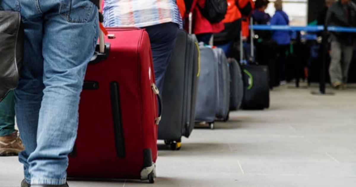 Cozi infernale în aeroporturi din Europa: Zboruri pierdute din cauza noilor reguli