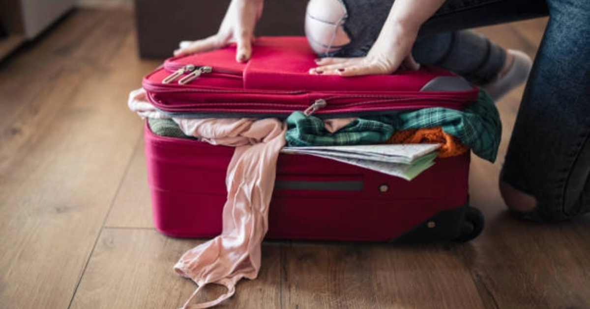 Vrei să călătorești ușor? Trucul viral pentru ținute din 9 piese