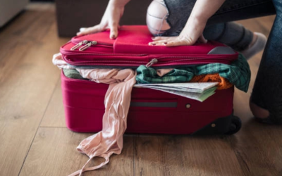 Vrei să călătorești ușor? Trucul viral pentru ținute din 9 piese