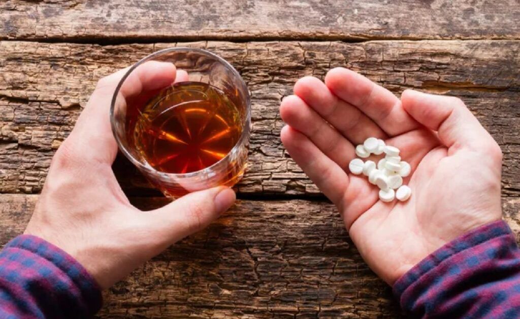 Antiacide și alcool: Pericolul ascuns pentru stomac după petrecere